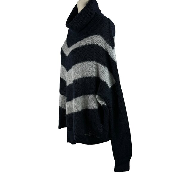 Like new! Abercrombie & Fitch Mohair Blend Turtleneck Sweater Size Small - Picture 2 of 10